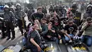 Sejumlah pewarta foto sibuk ber-selfie ria dengan latar belakang petugas Kepolisan, Jakarta, Kamis (21/8/14).(Liputan6.com/Miftahul Hayat)