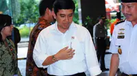 Menteri Pendayagunaan Aparatur Negara dan Reformasi Birokrasi, Yuddy Chrisnandi terlihat hadir di kantor pusat Badan SAR Nasional di Jakarta, Senin (29/12/2014). (Liputan6.com/Faisal R Syam) 