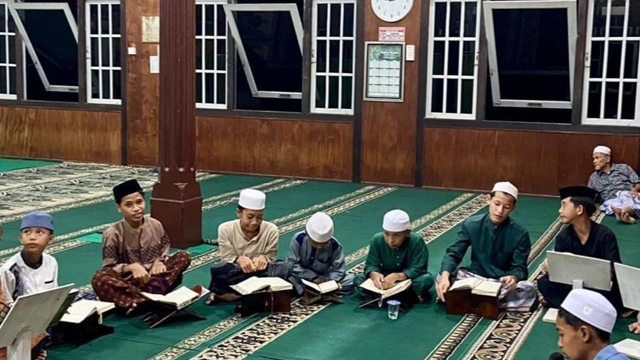 Di momen Ramadan seperti ini, banyak juga anak muda hingga orang tua yang berdiam diri di masjid untuk melakukan tadarus Al-Qur'an.