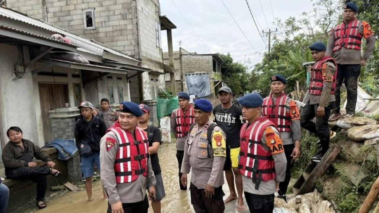 Brimob Polda Metro Jaya Sigap Perbaiki Tanggul Jebol di Muara Gembong, Pastikan Keamanan Warga
