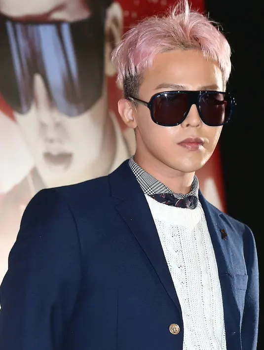 Bagi sebagian besar pria, warna pink menjadi warna yang dihindari. Namun lain hal-nya dengan G-Dragon yang mengecat rambutnya dengan warna pink. (Bintang/EPA)