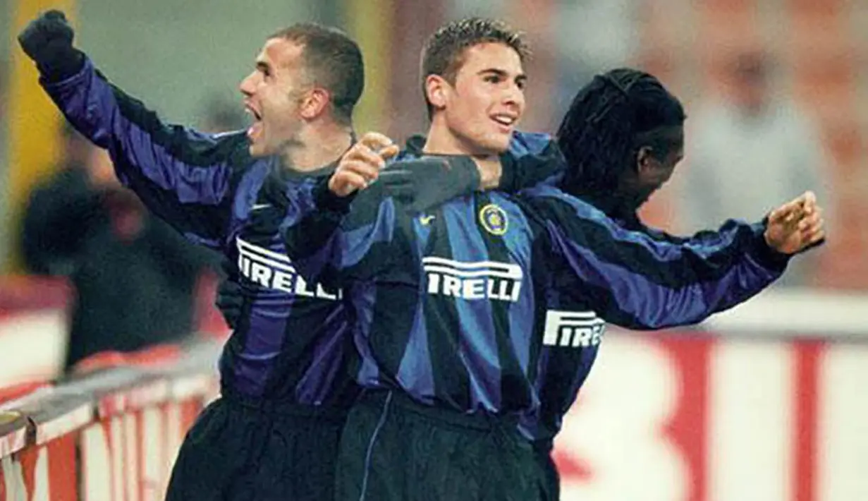 7. Adrian Mutu (2000). Berhasil mencetak gol saat debut tapi striker Rumania ini hanya bermain 10 kali sebelum akhirnya dijual ke Verona. Lepas dari Inter, penyerang ini mampu membuktikan diri menjadi predator mematikan di Serie A. (Looktv.ro)