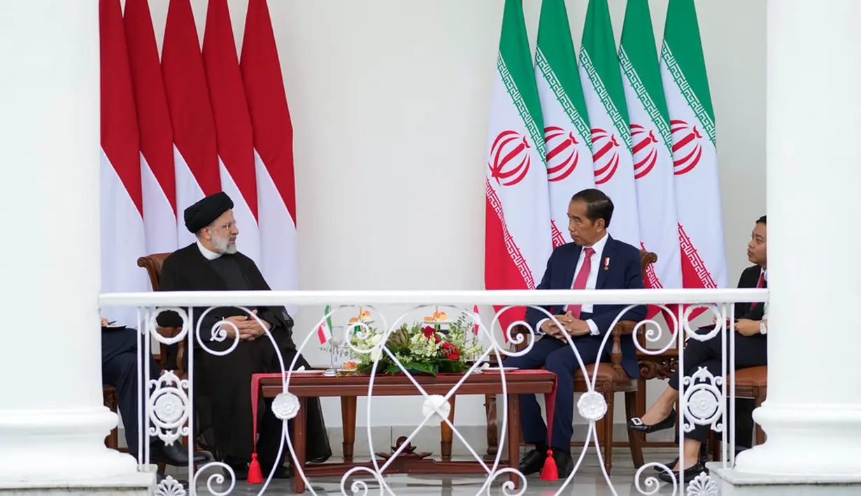 Selain soal kemerdekaan untuk rakyat Palestina yang saat ini terus mendapat serangan dari tentara Israel, Jokowi menyebut, Indonesia dan Iran juga bersepakat untuk ambil bagian dalam krisis kemanusiaan yang tengah terjadi di Afghanistan. (AP Photo/Achmad Ibrahim)