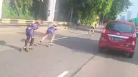 Viral video rombongan sepatu roda di tengah Jalan Gatot Subroto, Jakarta. (@@pativ7)