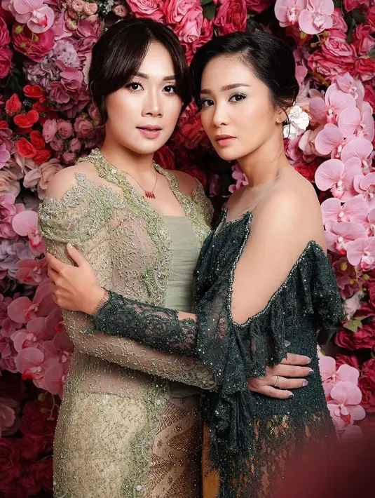 Bunga Zainal dan Putri Nastiti juga tampak anggun dalam balutan kebaya bernuansa hijau. Makeup Flawless semakin menyempurnakan tampilannya.  [Foto: Instagram/ Victoria_Makeup Atelier]