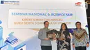 Mendikbud Nadiem Makarim (kiri) menerima cinderamata dari Ketua Pengurus Yayasan Pendidikan Astra Michael D. Ruslim (YPAMDR) Herawati Prasetyo pada peluncuran School Collaboration System (SCS) di Seminar Nasional & Science Fair 2020 di Jakarta, Jumat (24/1/2020). (Liputan6.com/HO/Iwan)