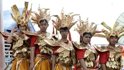 Sejumlah remeja mengenakan kostum bersiap meramaikan festival keagamaan tahunan untuk Dewi yang sangat dihormati dari Kuil Chao Mae To Mo di distrik Sungai Kolok, Thailand (8/5). (AFP/Madaree Tohlala)