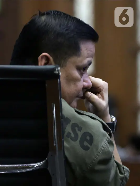 Terdakwa kasus suap penghapusan red notice Djoko Tjandra, Irjen (Pol) Napoleon Bonaparte saat menjalani sidang lanjutan di Pengadilan Tipikor, Jakarta, Senin (8/2/2021). Sidang beragendakan mendengar keterangan terdakwa. (Liputan6.com/Helmi Fithriansyah)