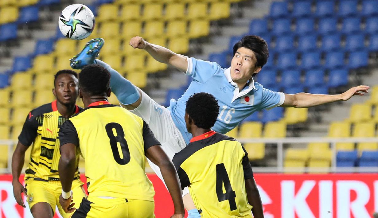 Takehiro Tomiyasu merupakan pemain baru di Liga Inggris 2021/2022. Ia didatangkan oleh Arsenal dari Bologna pada musim panas ini seharga transfer Ronaldo ke MU, bahkan lebih. Gelandang asal Jepang ini diharapkan mampu mengakhiri rekor buruk The Gunners di awal musim ini. (Foto: AFP/STR/Jiji Press)