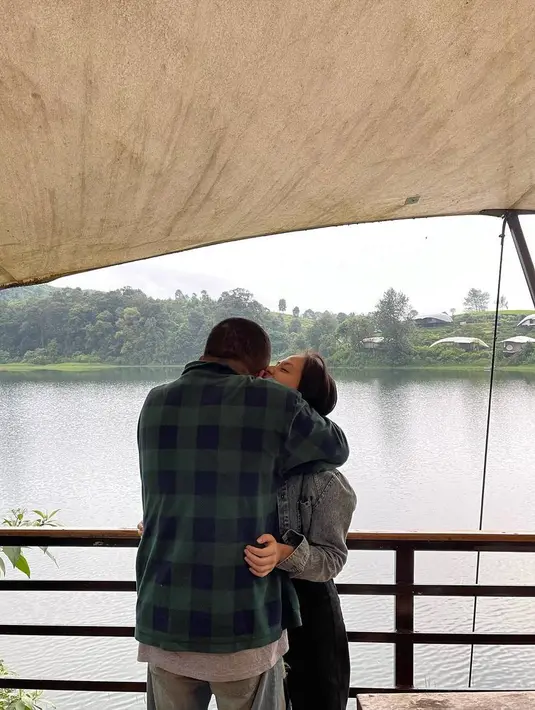 Adhisty Zara baru-baru ini mengunggah potret kebersamaanya bersama Kakang sekaligus merayakan ulang tahun Kakang yang ke-30 tahun. Meski terpaut usia 11 tahun, penampilan Zara dan Kakang yang selalu kompak dan chic tak pernah luput dari perhatian. (Instagram/zaraadhsty).