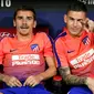 Antoine Griezmann (kiri) bersama Lucas Hernandez di bangku cadangan Atletico Madrid (JAVIER SORIANO / AFP)