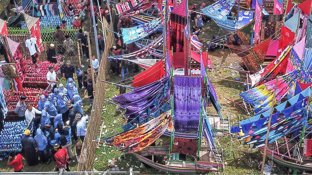 FOTO: Uniknya Tradisi Maulid Nabi dengan Miniatur Perahu Pinisi di Maros Sulsel