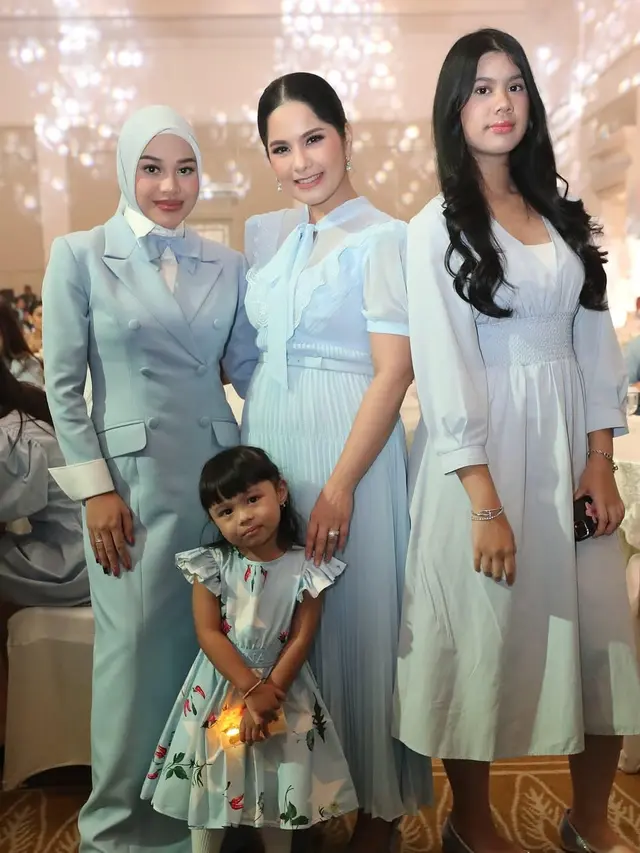 6 Gaya Kembar Annisa Pohan dan Almira Yudhoyono di Acara Peluncuran Skincare Ashanty, Elegansi dalam Balutan Baby Blue