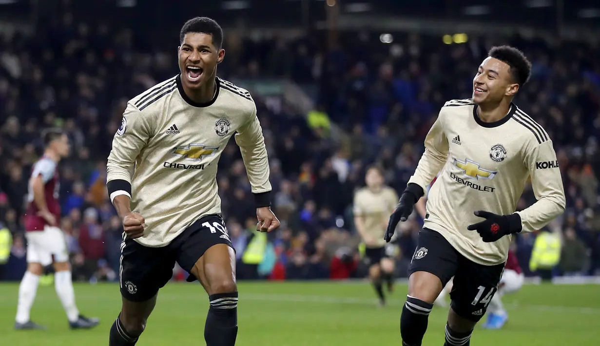 Pemain Manchester United Marcus Rashford (kiri) merayakan golnya ke gawang Burnley bersama Jesse Lingard pada pertandingan Liga Inggris di Turf Moor, Burnley, Inggris, Sabtu (28/12/2019). MU menang 2-0 dan melonjak ke posisi lima klasemen. (Martin Rickett/PA via AP)