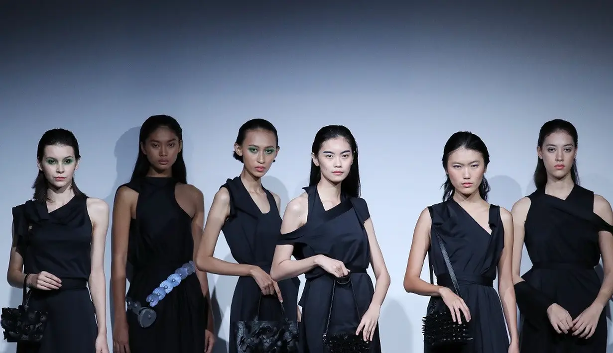 Ajang penghargaan Fashion Force Award di JFW 2021, yang ditayangkan pada tanggal 28 November 2021 di JFW.TV, menampilkan tiga label yang saling memamerkan kreativitas mereka, yaitu MKS, S.RW, dan Masou Atelier. (JFW).