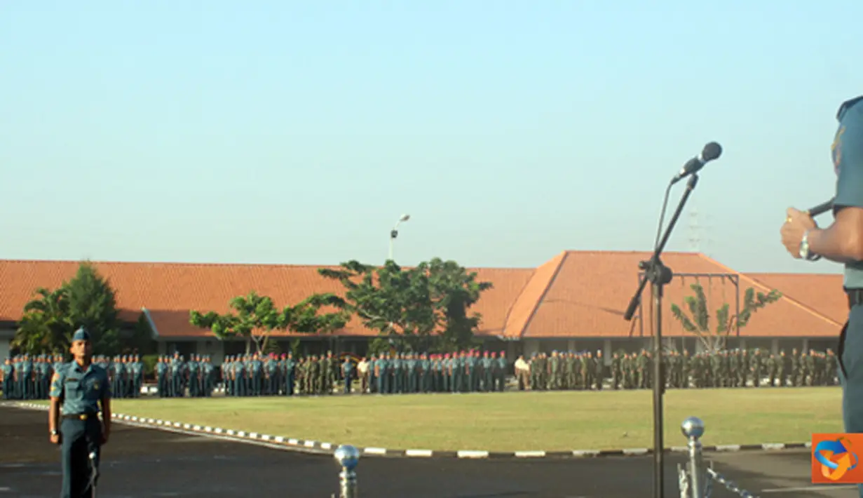 Citizen6, Surabaya: Dankobangdikal memberikan amanat dihadapan ribuan prajuritnya dalam apel gabungan anggota tetap dan sisiwa Kobangdikal di lapangan Laut Maluku, Kesatrian Bumimoro, Surabaya, Senin (2/7). (Pengirim: Penkobangdikal)