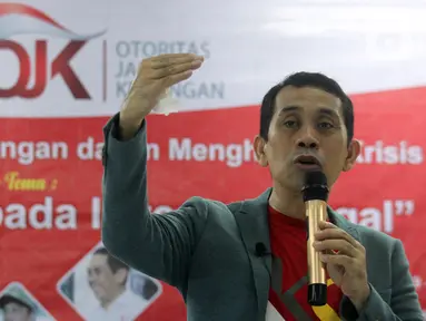 Anggota DPR Komisi XI Kamrussamad memberikan paparan seputar tantangan dan solusi investasi ilegal di tengah krisis ekonomi pasca virus Covid-19 di Cengkareng, Jakarta Senin (9/3/2020). Kegiatan bersama OJK ini bertujuan untuk memberikan edukasi dan literasi ke masyarakat. (Liputan6.com/HO/Bon)