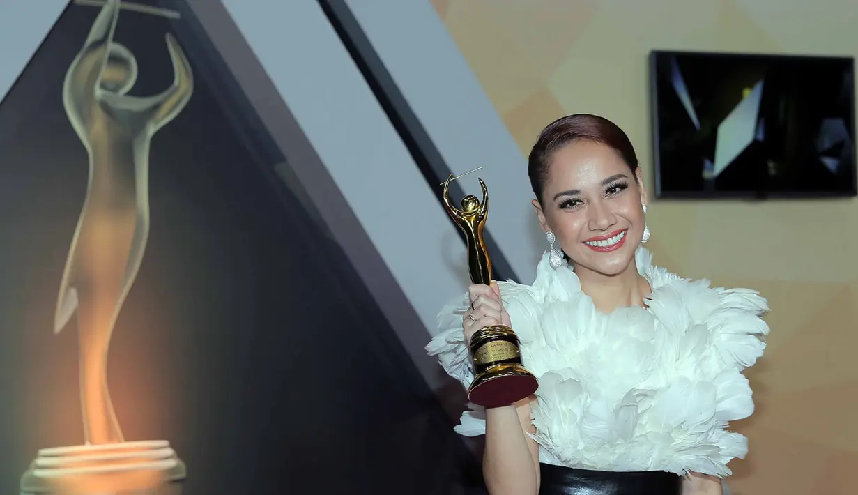 "Aku dekat sekali dengan produser aku Pak Iin. Untuk pertama kali aku rekaman tanpa beliau. Aku sama teh Melly create lagu ini spesial utk pak Iin karena beliau yang bisa bikin aku sekarang," ungkap BCL. (Deki Prayoga/Bintang.com)