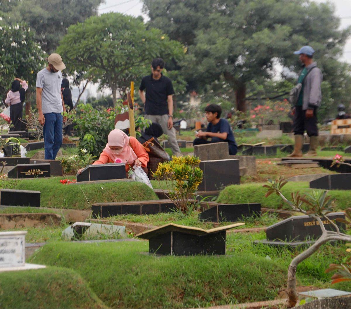 Warga melakukan ziarah kubur menjelang di TPU Karet Bivak, Jakarta, Minggu (10/3/2024). Ziarah makam ini sudah menjadi tradisi yang dilakukan menjelang datangnya bulan suci Ramadan setiap tahun. Foto: Liputan6.com / Herman Zakharia