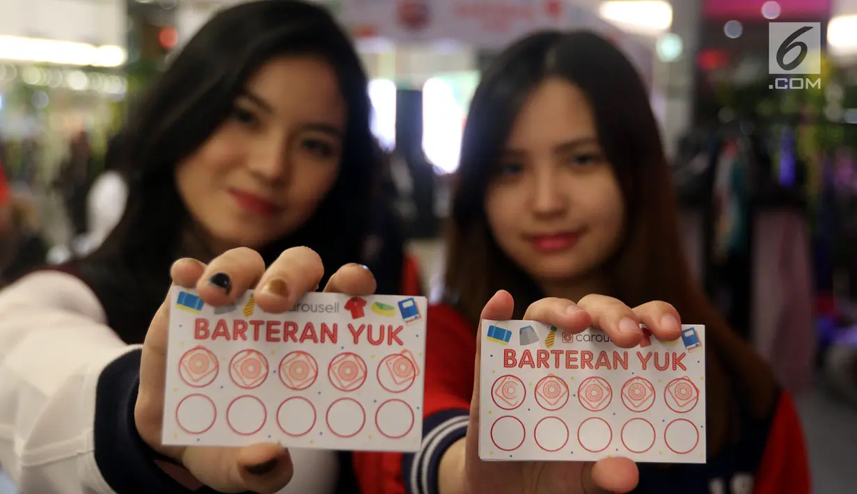 Pengunjung menunjukkan kartu barteran yuk selama pameran di Atrium FX, Jakarta, Jumat (27/7). Acara Creativepreneur ini berkonsep Barter yuk, guna mengajak generasi muda mengetahui lebih jauh tentang entrepreneurship. (Lipuatn6.com/Johan Tallo)