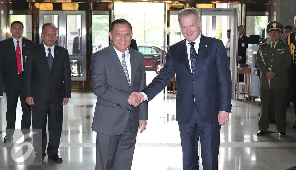Gubernur Bank Indonesia (BI) Agus Martowardojo bersalaman dengan Presiden Finlandia Sauli Niinisto, Jakarta (4/11). Dalam kunjungan tersebut gubernur BI membahas persoalan Ekonomi antara kedua negara untuk menjalin kerjasama. (Liputan6.com/Angga Yuniar)