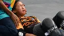 Tim medis melakukan pertolongan kepada skateboarder Malaysia Christina Grace Lai yang cedera saat melakukan pemanasan jelang final taman putri Asian Games 2018 di Palembang, Rabu (29/8). Atlet 13 tahun itu terjatuh saat  melakukan trik. (Mohd RASFAN/AFP)