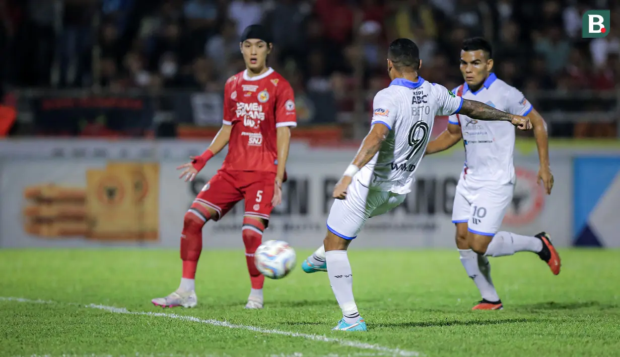 <p>Pemain PSBS Biak, Beto Goncalves mencetak gol pertama timnya ke gawang Semen Padang pada laga leg kedua final Pegadaian Liga 2 2023/2024 di Stadion GOR Haji Agus Salim, Padang, Sabtu (9/3/2024). (Bola.com/Bagaskara Lazuardi)</p>