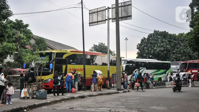 Puncak Arus Balik Mudik Lebaran di Terminal Kampung Rambutan
