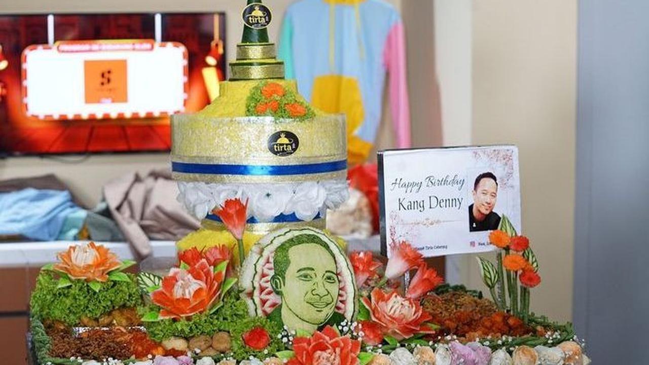 Denny Cagur mendapat ucapan selamat dari rekan artis.<br>