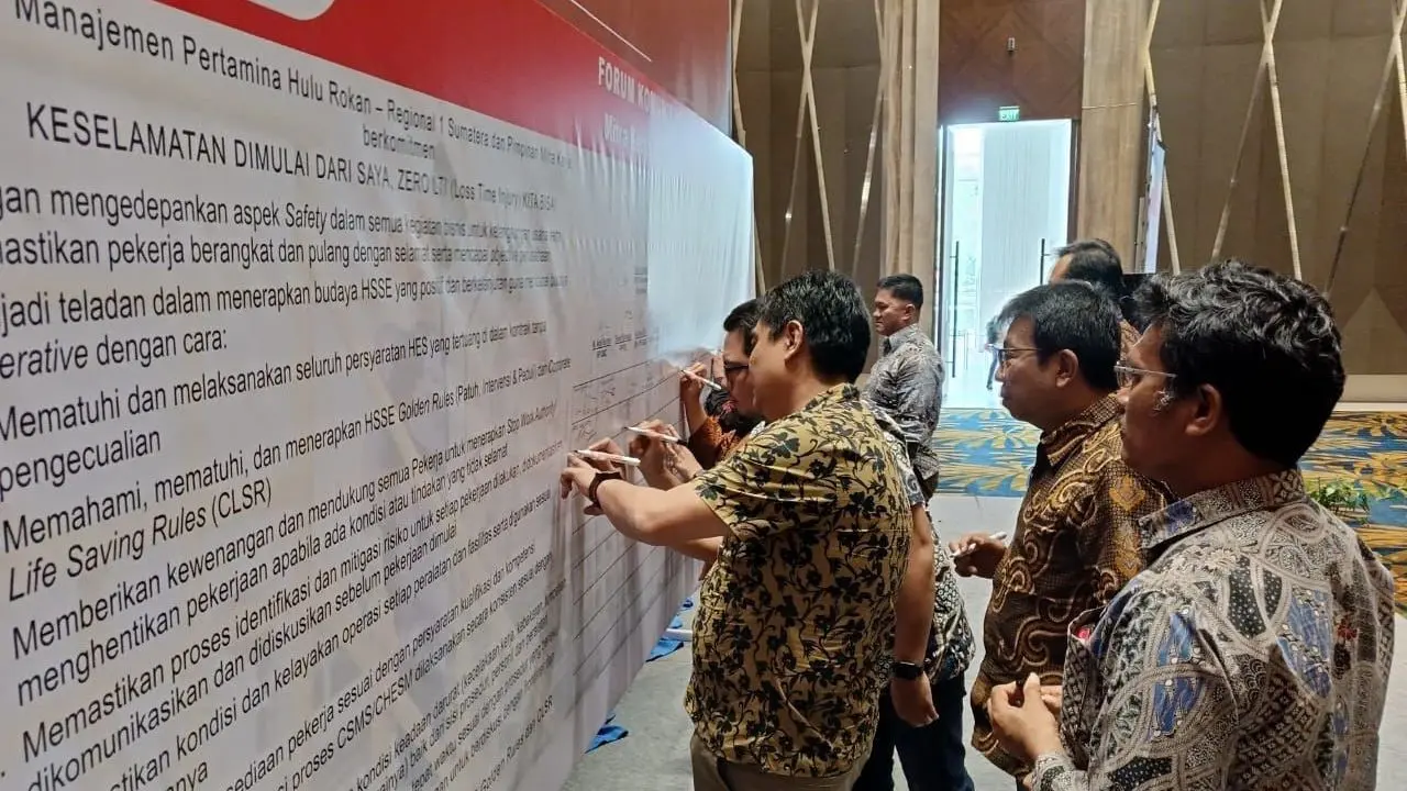 Penandatanganan komitmen bersama antara PT Pertamina Hulu Rokan (PHR) dan perusahaan mitra mengenai komitmen penguatan penerapan aspek Health, Safety, Security, & Environment (HSSE), di Ballroom SKA Coex, Pekanbaru, Riau. Kamis, (16/3/2023). (Dok PHR)