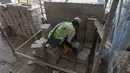 Pekerja membersihkan ubin original bangunan Rumah Raden Saleh di kompleks RS PGI Cikini, Jakarta Pusat, Kamis (10/9/2026). Pemugaran dilakukan dengan tetap mempertahankan karakter arsitektur neogotik bangunan bersejarah tersebut. (KLY/Budy Santoso)