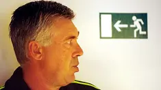 Manajer Chelsea Carlo Ancelotti sebelum menghadiri konferensi pers pada 14 September 2010, jelang partai Liag Champions melawan MSK Zilina. AFP PHOTO/JOE KLAMAR 