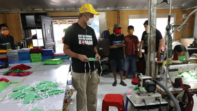 Gubernur Jawa Tengah, Ganjar Pranowo meninjau pabrik produksi APD dan masker. (Foto: Liputan6.com/Felek Wahyu)