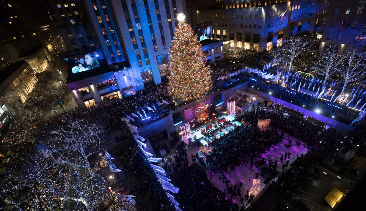 Pohon Natal Rockefeller Center dinyalakan saat upacara tahunan ke-86 di New York, Amerika Serikat, Rabu (28/11). Pohon Natal Rockefeller Center dihias dengan 50.000 lampu.  (AP Photo/Mary Altaffer)