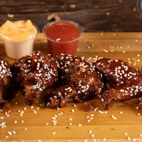 Korean fried chicken terkenal dengan teksturnya yang renyah dan ringan. Rahasianya terletak pada proses menggoreng ayam hingga dua kali. (Foto/Dok: Pexels)