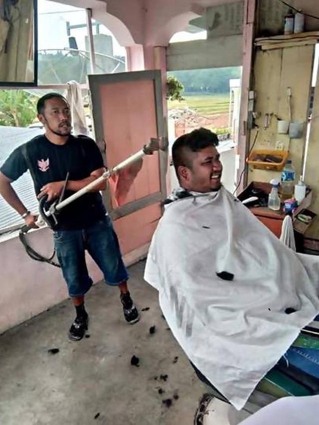 7 Potret Orang Cukur Rambut Pakai Alat Anti-Mainstream Ini Bikin Ngeri