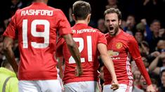 Pemain Manchester United, Juan Mata (kanan) membuat seisi stadion Old Trafford bergemuruh lewat gol tunggalnya ke gawang Manchester City pada ajang Piala Liga Inggris. (AFP/Oli carff)