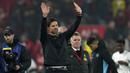 Pelatih Bayer Leverkusen, Xabi Alonso melambaikan tangan ke arah penonton setelah pertandingan lanjutan Liga Champions 2024/2025 melawan Liverpool yang berlangsung di Anfield, Liverpool, Inggris, Rabu (06/11/2024) dini hari WIB. (AP Photo/Jon Super)