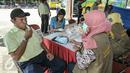 Pengemudi bus melakukan pemeriksaan di pos kesehatan Terminal Kampung Rambutan, Jakarta, Jumat (24/6). Dishub DKI Jakarta melakukan cek kesehatan pengemudi dan kelayakan armada bus jelang arus mudik Lebaran 2016. (Liputan6.com/Yoppy Renato)