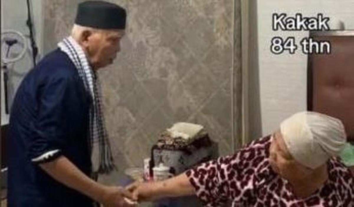 Momen Gemas Kakak-beradik Lansia