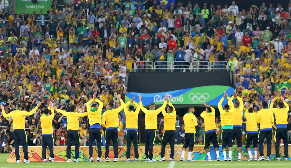 Timnas kesebelasan Brasil menyapa penonton sebelum upacara kemenangan setelah mengalahkan timnas Jerman dalam adu penalti di Olimpiade Rio 2016 di Brasil (20/08) (REUTERS / Yves Herman) 