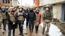 Menteri Luar Negeri Jerman Annalena Baerbock (keempat kanan) berjalan saat berkunjung di Shyrokyne, Wilayah Donetsk, Ukraina (8/2/2022). Menurut kantor berita Jerman DPA, tidak ada kekerasan yang terjadi selama kunjungan Annalena Baerbock. (AFP/Pool/Bernd von Jutrczenka)