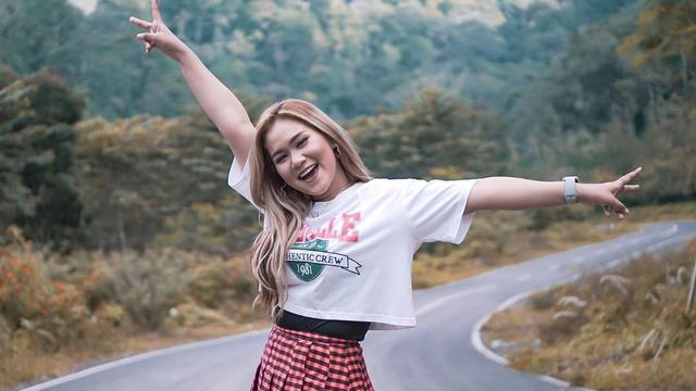7 Potret Anggun Pramudita, Pedangdut yang Viral dengan Jargon 'Tarik Sis Semongko'