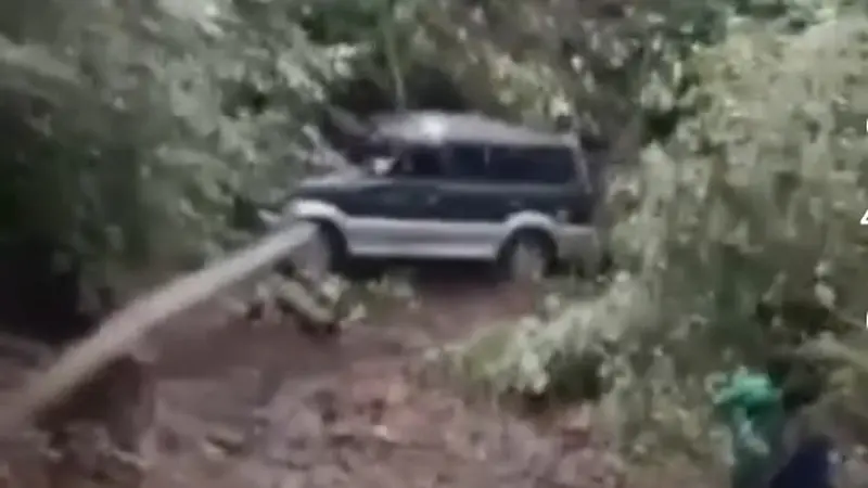 Sebuah mobil masuk jurang di kawasan Gunung Gumitir diduga karena sopir mengantuk (Istimewa)