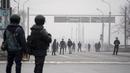 Demonstran berkumpul di depan garis polisi selama protes di Almaty, Kazakhstan, Rabu (5/2/2022). Demonstran yang menolak kenaikan harga gas cair bentrok dengan polisi di kota terbesar Kazakhstan dan mengadakan protes di sekitar kota. (AP Photo/Vladimir Tretyakov)