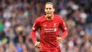 6. Virgil van Dijk (Liverpool) - Bek asal Belanda ini menjadi elemen penting Liverpool saat meraih gelar juara Liga Inggris 2019/2020. Virgil van Dijk menjadi sosok penting di lini pertahanan Liverpool dan bek terbaik di kompetisi Liga Inggris. (AFP/Olly Greenwood)