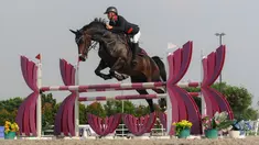 Atlet berkuda Aragon Equestrian Sport, Marcho Momuat beraksi dengan kudanya Eldorado Z pada ajang Indonesia Horse Lovers 2022 kelas Show Jumping yang berlangsung di Equinara Horse Sports, JIEP Pulomas, Jakarta (13/10/2022). Ajang ini berlangsung dari 19 Oktober hingga 23 Oktober 2022 dengan memperlombakan kelas Drassage dan Show Jumping. (Bola.com/Bagaskara Lazuardi)