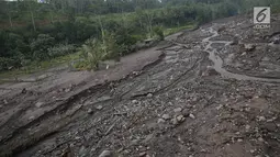 Bebatuan yang terbawa lahar dingin hasil erupsi Gunung Agung menutupi sawah dan Sungai Yeh Sah di desa Rendang, Karangasem, Bali, Rabu (6/12). Air bercampur lumpur melahap seluruh lahan pertanian di sekitar sungai. (Liputan6.com/Immanuel Antonius)