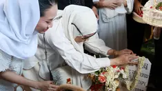 Aktris dan penyanyi senior, Dewi Yull menghadiri pemakaman jenazah mantan suaminya, Ray Sahetapy di TPU Tanah Kusir, Jakarta Selatan, Jumat (4/4/2025). (KapanLagi.com/Budy Santoso)