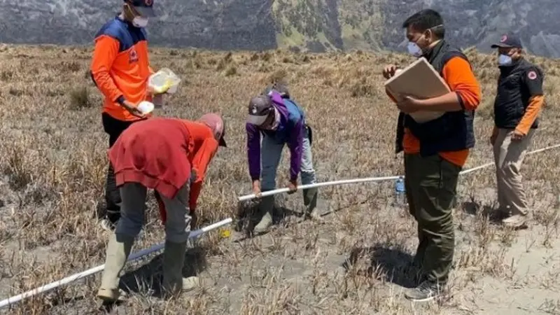 Penyambungan pipa air di kawasan Bromo yang rusak akibat kebakaran. (Istimewa)